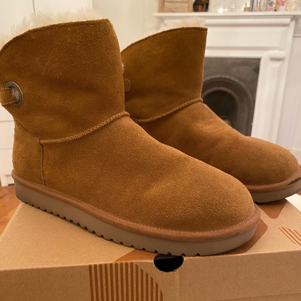 Koolaburra by, Ugg- LIKE NEW